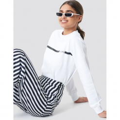 NA-KD Bluza J'adore - White. Białe bluzy damskie marki NA-KD, z nadrukiem, z dresówki. Za 141.95 zł.