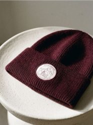 Prążkowana czapka beanie z naszywką - bordowy. Czerwone czapki i kapelusze damskie Sinsay, z aplikacjami, prążkowane. Za 19.99 zł.