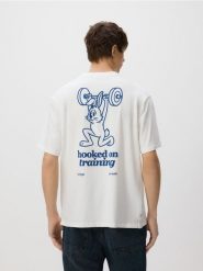 T-shirt relaxed z nadrukiem na plecach - złamana biel. T-shirty męskie Reserved, l, bez wzorów, z bawełny, bez kołnierzyka. Za 69.99 zł.