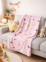 Koc z motywem psów - różowy. Czerwone kocyki dla dzieci Sinsay. Za 25.99 zł.