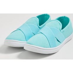 Tenisówki slip on - Turkusowy. Trampki i tenisówki damskie Sinsay. W wyprzedaży za 19.99 zł.