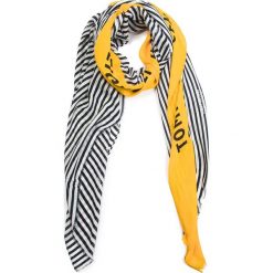 Szal TOMMY HILFIGER - Sailing Stripe Print Scarf AW0AW06191 Kolorowy. Szaliki i chusty damskie marki Tommy Hilfiger. Za 229.00 zł.