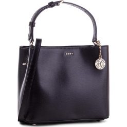 Torebka DKNY - R83J3619 Blk/Gold 82. Czarne torebki do ręki damskie DKNY, ze skóry. Za 849.00 zł.