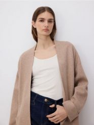 Kardigan z kieszeniami - beżowy. Brązowe kardigany damskie Reserved, l, bez wzorów, z dzianiny. Za 159.99 zł.
