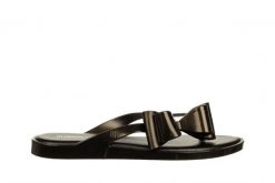 Japonki Melissa Flip Flop Cute Ad Metallic Black 010458, Czarny, Guma - 37. Czarne klapki damskie Melissa, bez wzorów, z gumy, bez obcasa, na płaskiej podeszwie. W wyprzedaży za 224.10 zł.