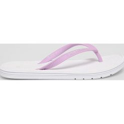 New Balance - Japonki. Białe klapki damskie New Balance, bez wzorów, z gumy, bez obcasa, na obcasie, bez zapięcia. W wyprzedaży za 49.90 zł.