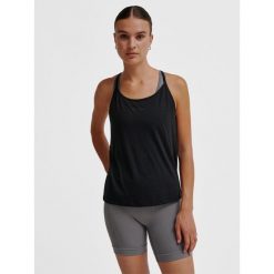 Damski tank top Hummel Mt Vanja Strap. Czarne koszulki sportowe damskie Hummel, bez wzorów, bez kołnierzyka, bez ramiączek, do piłki nożnej. Za 168.00 zł.