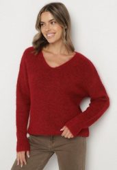 Bordowy Sweter z Dodatkiem Wełny i Dekoltem w Serek Estorea. Czerwone swetry damskie Born2be, uniwersalny, bez wzorów, z wełny, eleganckie, bez kołnierzyka, bez ramiączek, bez kaptura. Za 109.99 zł.