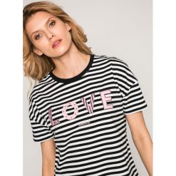 Femi Stories - Top Heart. Szare topy damskie Femi Stories, z nadrukiem, z bawełny, z okrągłym kołnierzem, z krótkim rękawem. W wyprzedaży za 99.90 zł.