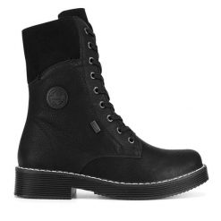 Trzewiki Rieker. Czarne botki damskie Rieker, bez obcasa, na płaskiej podeszwie, bez zapięcia. Za 343.99 zł.