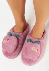 Fioletowe Kapcie z Futerka i Naszywką w Kształcie Jabłka Haweisene. Fioletowe kapcie damskie Born2be, z aplikacjami, z materiału, z okrągłym noskiem. Za 29.99 zł.