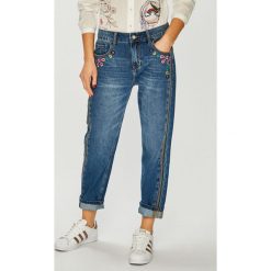 Desigual - Jeansy Mia. Jeansy damskie marki Desigual. Za 499.90 zł.