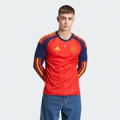 Koszulka podstawowa Hiszpania 26 Long Sleeve. Czerwone koszulki sportowe męskie Adidas, bez wzorów, bez kołnierzyka, bez ramiączek, do piłki nożnej. Za 479.00 zł.