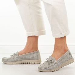 Szare ażurowe skórzane mokasyny damskie Vinceza 95401. Szare mokasyny damskie VINCEZA, z jeansu, eleganckie. W wyprzedaży za 175.12 zł.