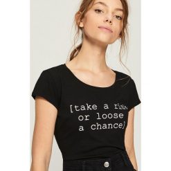Bawełniany t-shirt z napisem - Czarny. T-shirty damskie marki Calvin Klein Jeans. W wyprzedaży za 7.99 zł.