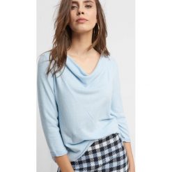 Dzianinowa koszulka basic. Niebieskie bluzki damskie marki Orsay, z dzianiny, z asymetrycznym kołnierzem. Za 59.99 zł.