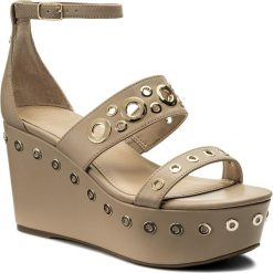 Sandały GUESS - Niomi FLNIO1 ELE03 CAMEL. Klapki damskie marki Guess. W wyprzedaży za 329.00 zł.