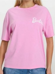 Koszulka z nadrukiem na plecach Barbie - różowy. Czerwone t-shirty damskie Sinsay, l, bez wzorów, bez kołnierzyka. W wyprzedaży za 13.99 zł.