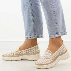 Beżowe przewiewne półbuty damskie Potocki 103302. Brązowe półbuty damskie POTOCKI, na lato, bez wzorów, z jeansu, klasyczne, z okrągłym noskiem, bez obcasa, na płaskiej podeszwie, bez zapięcia. Za 119.00 zł.