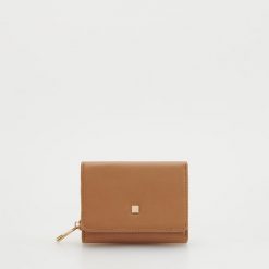 Mały portfel - brązowy. Brązowe portfele damskie Reserved, bez wzorów. W wyprzedaży za 39.99 zł.