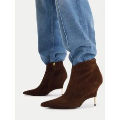 Botki GINO ROSSI. Brązowe botki damskie Gino Rossi, bez obcasa, na szpilce, bez zapięcia. Za 599.99 zł.