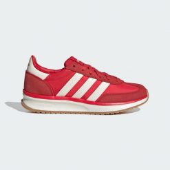 Buty RUN 70s 2.0. Białe obuwie sportowe damskie Adidas, bez wzorów, ze skóry, trekkingowe. Za 295.60 zł.