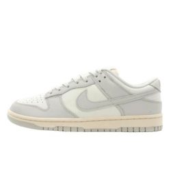 Buty do chodzenia dla dorosłych Nike Dunk Low Light Bone. Białe obuwie sportowe damskie Nike, bez wzorów, z materiału, trekkingowe. Za 430.15 zł.