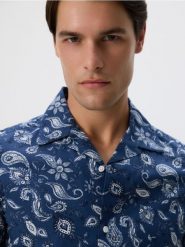 Wzorzysta koszula regular fit - granatowy. Niebieskie koszule męskie Reserved, l, bez wzorów, z bawełny, bez kołnierzyka, bez ramiączek. W wyprzedaży za 59.99 zł.