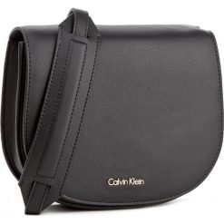 Torebka CALVIN KLEIN BLACK LABEL - Metropolitan Saddle K60K603781 001. Listonoszki damskie marki Calvin Klein Black Label. W wyprzedaży za 309.00 zł.