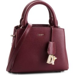 Torebka DKNY - Paige Sm Satchel R82D3465 Blood Red XOD. Torebki do ręki damskie marki DKNY. W wyprzedaży za 589.00 zł.