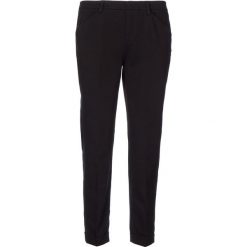 Spodnie chino - Regular fit - w kolorze czarnym. Czarne spodnie materiałowe damskie marki Marc O'Polo, w paski. W wyprzedaży za 413.95 zł.