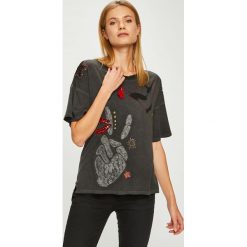 Desigual - Top. Szare topy damskie Desigual, z aplikacjami, z bawełny, z okrągłym kołnierzem, z krótkim rękawem. W wyprzedaży za 169.90 zł.