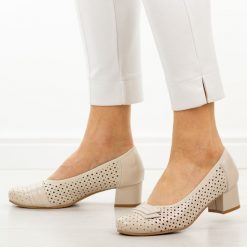 Beżowe ażurowe skórzane czółenka damskie Cambell 19415. Brązowe czółenka damskie Cambell, z aplikacjami, ze skóry, eleganckie, z okrągłym noskiem, bez obcasa, na obcasie, bez zapięcia. Za 229.00 zł.