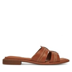 Klapki Clarks. Brązowe klapki damskie Clarks, bez wzorów, bez obcasa. Za 279.99 zł.