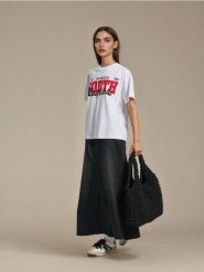 Torebka hobo z teksturowanej tkaniny - czarny. Czarne torebki do ręki damskie Sinsay, bez wzorów, z tkaniny, bez dodatków. Za 39.99 zł.