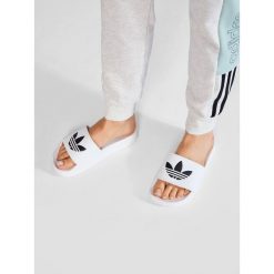 Klapki adidas. Białe klapki damskie Adidas, bez wzorów, sportowe, bez obcasa. Za 101.99 zł.