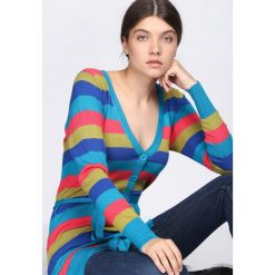 Niebieski Sweter Miracles. Niebieskie kardigany damskie Born2be, w kolorowe wzory. Za 29.99 zł.
