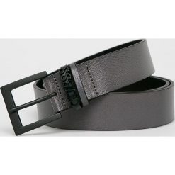 Guess Jeans - Pasek skórzany. Szare paski damskie Guess Jeans, z aplikacjami, z jeansu. W wyprzedaży za 139.90 zł.