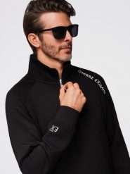 Bluza męska z rozpinaną wysoką stójką i kontrastowym nadrukiem czarna V1 OM-SSZP-0211 S. Czarne bluzy męskie Ombre, m, bez wzorów, bez kaptura. Za 287.44 zł.