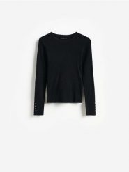 Sweter z ozdobnymi guzikami - czarny. Czarne swetry damskie Reserved, l, bez wzorów, z bawełny, bez kołnierzyka, bez ramiączek, bez kaptura. Za 89.99 zł.