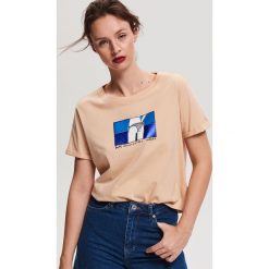 T-shirt z nadrukiem RE ART - Beżowy. T-shirty damskie marki Reserved. Za 39.99 zł.