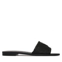 Klapki Guess. Czarne klapki damskie Guess, z aplikacjami, bez obcasa. Za 329.99 zł.