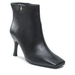 Botki Patrizia Pepe. Czarne botki damskie Patrizia Pepe, bez obcasa, na szpilce, bez zapięcia. Za 2,239.00 zł.