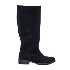 Lewski Shoes Zamszowe Kozaki Damskie Do Połowy Łydki Na Zamek Lewski 3616 Czarne. Czarne kozaki damskie z zamszu, bez obcasa, na płaskiej podeszwie. Za 585.90 zł.