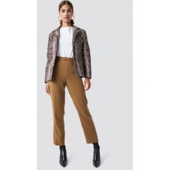 NA-KD Trend Proste spodnie garniturowe - Beige. Spodnie materiałowe damskie marki NA-KD Trend. Za 161.95 zł.