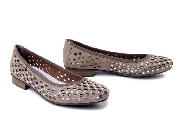 RIEKER 51985-64 beige, czółenka damskie. Brązowe czółenka damskie Rieker, w ażurowe wzory, bez obcasa, na obcasie, bez zapięcia. Za 255.92 zł.
