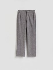 Spodnie z dodatkiem wiskozy - jasnoszary. Szare spodnie materiałowe damskie Reserved, l, bez wzorów, z dzianiny. Za 99.99 zł.