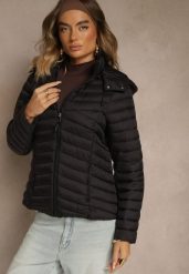 Czarna Przejściowa Kurtka z Pikowanymi Przeszyciami i Kapturem Suritte. Czarne kurtki damskie Renee, l, bez wzorów, z dzianiny. Za 109.99 zł.