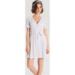 Sukienka mini w kropki - Biały. Sukienki damskie Cropp. Za 79.99 zł.
