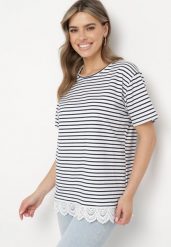 Biało-Granatowy T-shirt Bawełniany w Paski z Ozdobną Koronką Priscaia. Białe bluzki damskie Born2be, l, bez wzorów, z bawełny, bez kołnierzyka. Za 64.99 zł.